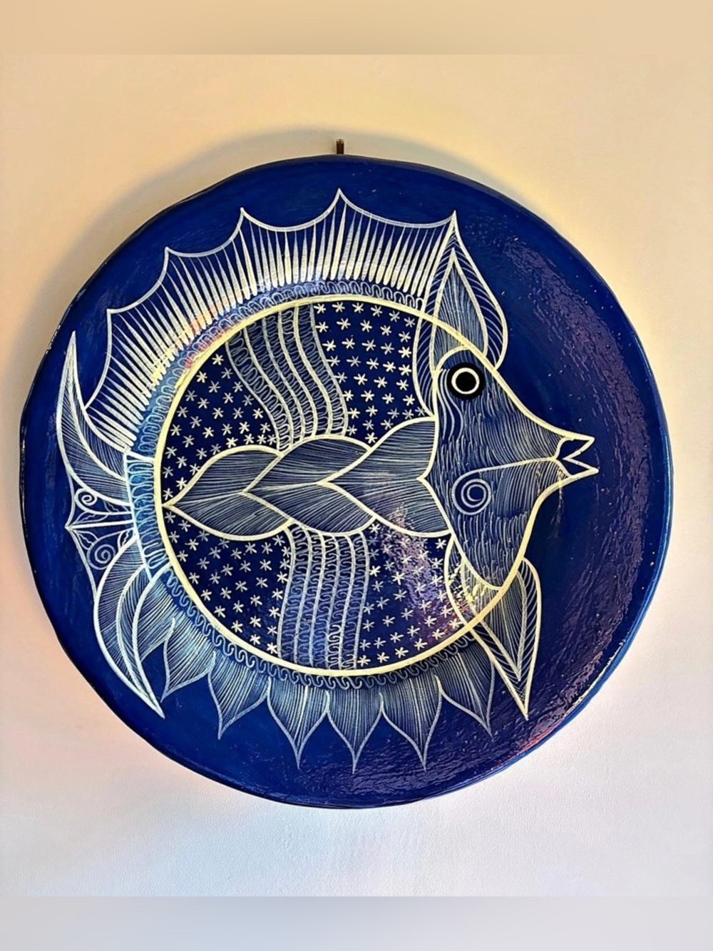 🐟Hand-Painted Ceramic Fish Wall Plate 🐟Blue Folk Art Large 16”🐟70s/80s